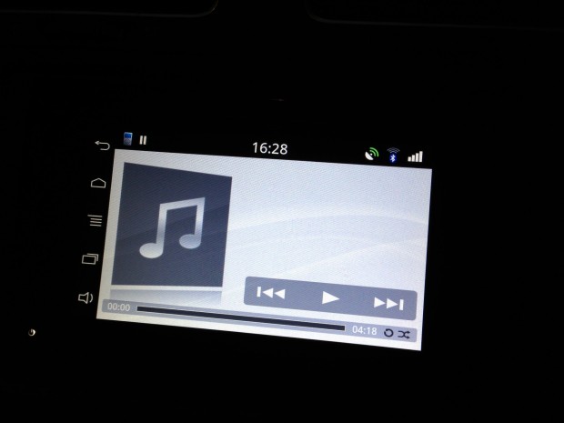 Parrot Asteroid Smart - bei der Musikwiedergabe (Bild: Golem.de)